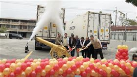 台灣芭藥外銷美國 台南啟航行政院農業委員會副主委陳駿季（左3）、台南市長黃偉哲（左2）、美國在台協會高雄分處處長歐雨修（左4）等人，27日齊集威名青果有限公司位於台南市楠西區的外銷包裝場，見證台灣芭樂首銷美國啟航。（台南市政府提供）中央社記者張榮祥台南傳真  108年12月27日