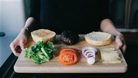 新英格蘭醫學期刊一項檢視過去動物和人類研究的報告顯示，間歇性斷食可以降低血壓、有助減重和延長壽命。但專家也指出，這種飲食法的缺點是一般人在於飢餓感作祟下，難以持久。（示意圖／圖取自Unsplash圖庫）