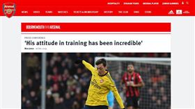 英格蘭足球超級聯賽兵工廠中場球星厄齊爾（Mesut Özil）日前在社群媒體上聲援新疆，並批評中共迫害維吾爾族人的惡行，惹怒一票中國球迷，甚至遭中國央視取消轉播兵工廠的賽事。央視隨後發出嚴正聲明，指兵工廠若不派厄齊爾上場，就會繼續轉播兵工廠的賽事。然而，厄齊爾昨（26）日依舊在先發之列，讓央視怒取消轉播。（圖／翻攝自兵工廠官網）