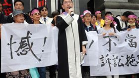 RCA案三審勝訴部分　律師：為未來樹立典範RCA工傷求償案，最高法院16日判決262人獲賠新台幣5億多元確定；義務律師團召集人林永頌（中）在院外召開的記者會中表示，本案對未來台灣公害、職安等案件樹立典範。中央社記者郭日曉攝　107年8月16日