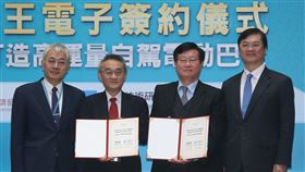 工研院攜手車王電  打造國產自駕電動巴（2）工研院27日與車王電簽約智能合作，將攜手打造國產自動駕駛電動巴士，簽約後工研院副院長張培仁（左起）、工研院資通所副所長鄭聖慶、車王電子暨華德動能董事長蔡裕慶、經濟部技術處長羅達生合影。中央社記者鄭傑文攝　108年12月27日