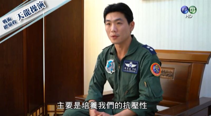 空軍王牌飛行員亮相！空戰炸射王是他