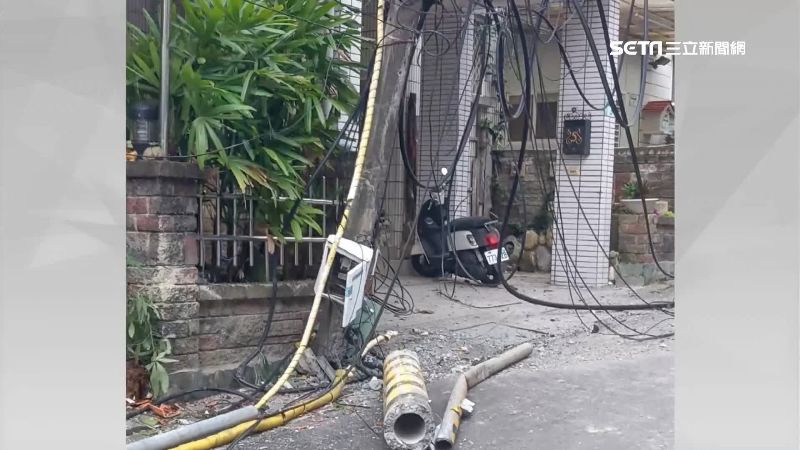 大卡車失靈衝巷內！撞倒電線桿害停電