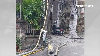 大卡車失靈衝巷內！撞倒電線桿害停電