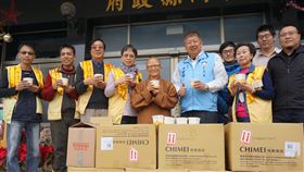 佛光山金蓮淨苑贈臘八粥　金門縣府歡喜領受佛光山金蓮淨苑住持釋永勤法師（左5）等人27日致贈金門縣政府臘八粥，與縣府員工分享，由民政處長陳世保（左6）代表接受。中央社記者黃慧敏攝　108年12月27日