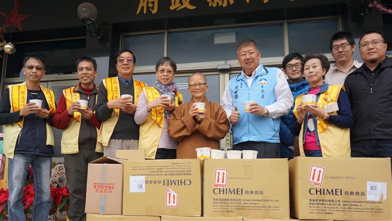 金蓮淨苑贈臘八粥　法師祝新年快樂