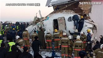 哈薩克空難！飛機撞民宅驚悚畫面曝光