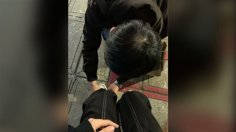 陌生男突蹲下幫綁鞋帶…背後竟藏洋蔥