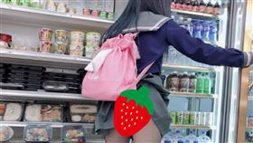 超商,日本,學生妹,水手服,走光,內褲　圖／翻攝爆廢公社公開版