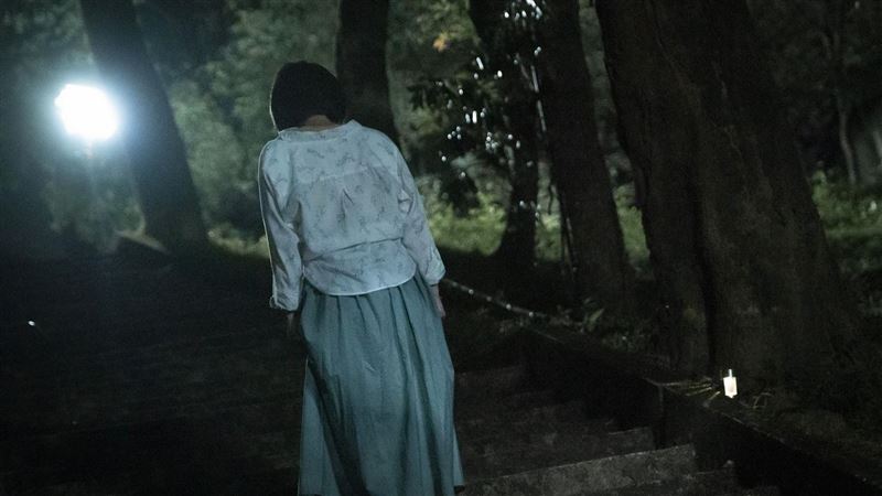 獨自到女鬼橋直播…背景驚見白衣女子