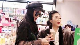 范冰冰東京與媽媽逛街（微博）