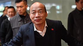 第2場電視政見發表會  韓國瑜抵達會場（2）2020總統候選人第2場電視政見發表會25日下午在中視登場，國民黨總統候選人韓國瑜（前）出席，向現場媒體致意。中央社記者王飛華攝  108年12月25日