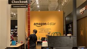 民間消費穩健　亞馬遜旺季業績破紀錄電子商務巨擘亞馬遜26日宣布年底旺季業績破紀錄，消費者透過亞馬遜訂購數十億件商品。圖為亞馬遜在紐約曼哈頓蘇活區經營的實體店面。中央社記者尹俊傑紐約攝　108年12月28日