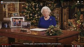 英國女王伊麗莎白二世25日發表耶誕演說時身穿一襲藍色套裝，而這個藍色正巧和歐盟旗幟的藍色一致。專家認為，女王套裝顏色似乎顯示女王的「挺歐」立場。（圖／翻攝自The Royal Family YouTube頻道網頁youtube.com）