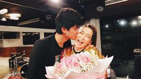 羅小白求婚照曝光，男友超閃深吻臉頰。（圖／羅小白S.white臉書）