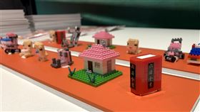 親民黨選舉小物　政策樂高積木一定要拼親民黨推出選舉小物是6大政策造型樂高，從6法全書、房子、救護車、嬰兒車都有，並以諧音雙關取名「這局一定要拼」。中央社記者郭建伸攝  108年12月28日