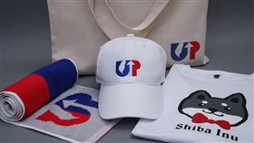 國民黨推出台灣向上募款小物國民黨總統候選人韓國瑜以「台灣 UP」為主視覺，推出競選小物，包括帆布袋UP、毛巾UP、帽子UP、黑米魯T恤等。（取自韓國瑜臉書） 中央社記者余祥傳真　108年12月28日