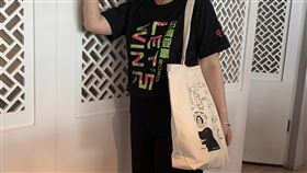 周春米為蔡總統助選　天天穿競選T恤民進黨籍立委周春米（圖）擔任總統蔡英文屏東競選總部文宣部執行總幹事，幾乎天天穿著競選T恤、背起帆布袋為蔡總統助選。中央社記者郭芷瑄攝　108年12月27日