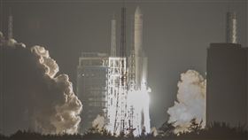 中國長征五號火箭發射成功（1）中國長征五號遙三運載火箭27日晚間在海南文昌航天發射場發射成功，將「實踐20號衛星」送入預定軌道。（中新社提供）中央社　108年12月28日