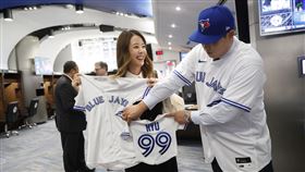 ▲柳賢振夫婦在多倫多藍鳥休息室看著99號球衣。（圖／美聯社／達志影像）