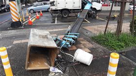 疑吊臂基座斷裂　工人清洗T霸招牌摔落不治張姓男工人28日在宜蘭羅東一家便利商店前搭乘吊籃於高空清洗招牌時，疑因吊臂基座斷裂，當場從3樓高處摔落，送醫後宣告不治。中央社記者沈如峰宜蘭縣攝　108年12月28日