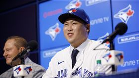 ▲柳賢振加盟多倫多藍鳥記者會笑開懷，左為經紀人Scott Boras。（圖／美聯社／達志影像）