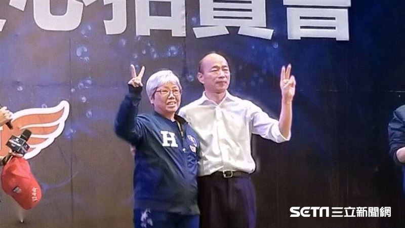 韓粉撒100萬標原味衣　跟韓做愛心