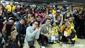 彭政閔簽書會和球迷合影留念。（圖／記者王怡翔攝影）