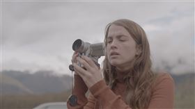 《鹿皮奇談》影后阿黛兒艾奈爾以冷面笑匠風格貫穿全片。（圖／繁盛映畫提供）