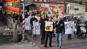 金門縣議會擬湖畔建大樓　陳滄江發起下架洪允典金門縣議會計畫在莒光湖畔興建議政大樓，無黨籍立委參選人陳滄江（前右）28日發起罷免議長洪允典遊行，他表示，洪允典無視縣民的強烈反對聲浪，已喪失民代初心。　中央社記者黃慧敏攝　108年12月28日