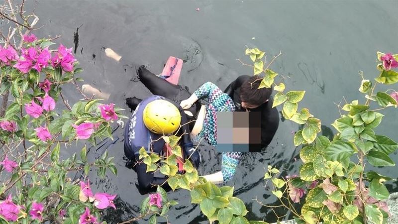 高雄婦人不慎墜愛河　緊急送醫搶救！
