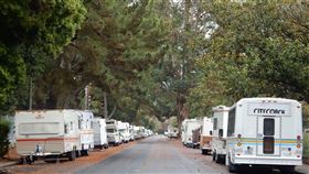 矽谷山景城一處露營車聚集地搜尋引擎Google總部所在的山景城，緊鄰倫斯多夫公園（Rengstorff Park）的街道兩旁停了許多露營車。圖為108年12月3日山景城一隅。中央社記者周世惠舊金山攝　108年12月28日
