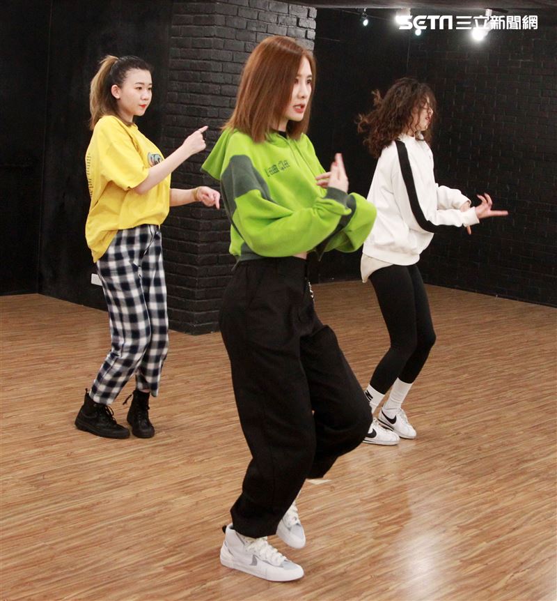 安心亞為跨年努力的練舞彩排。（記者邱榮吉/攝影）