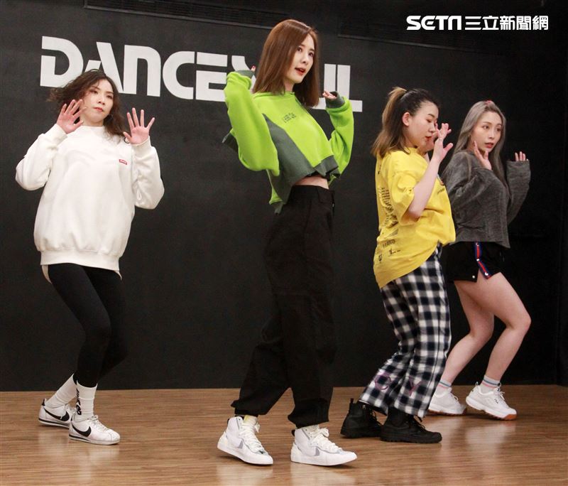 安心亞為跨年努力的練舞彩排。（記者邱榮吉/攝影）