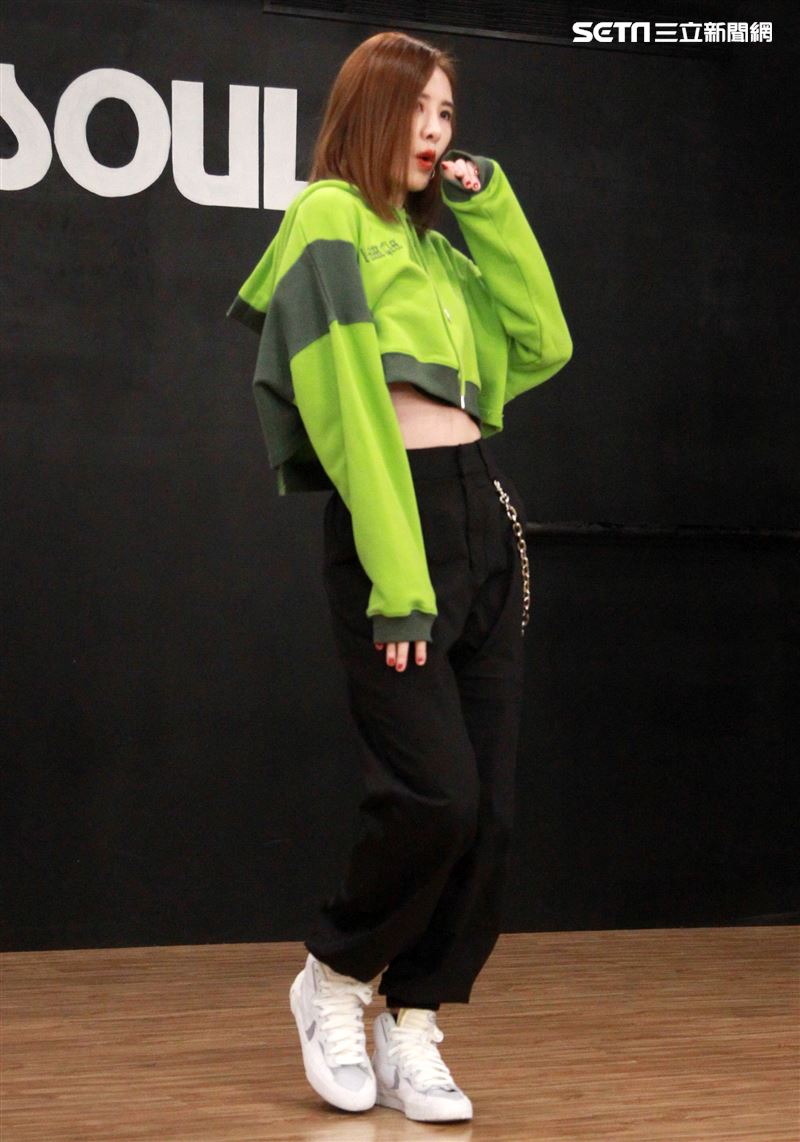 安心亞為跨年努力的練舞彩排。（記者邱榮吉/攝影）