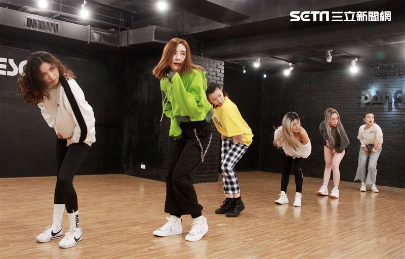 安心亞為跨年努力的練舞彩排。（記者邱榮吉/攝影）