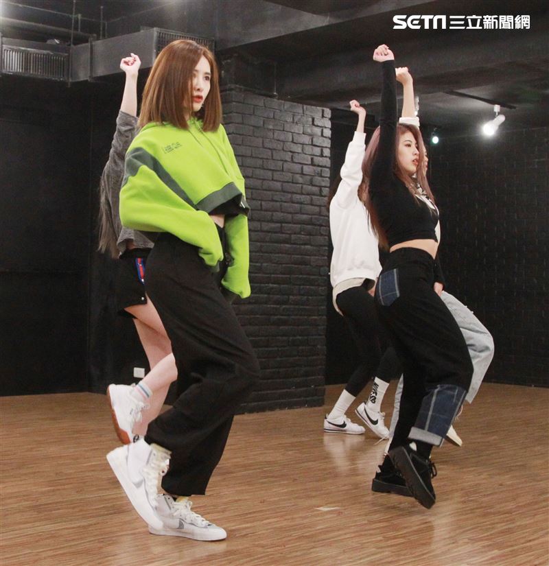 安心亞為跨年努力的練舞彩排。（記者邱榮吉/攝影）