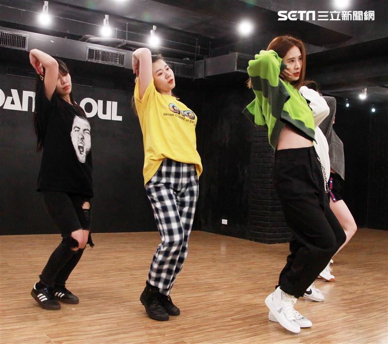 安心亞為跨年努力的練舞彩排。（記者邱榮吉/攝影）