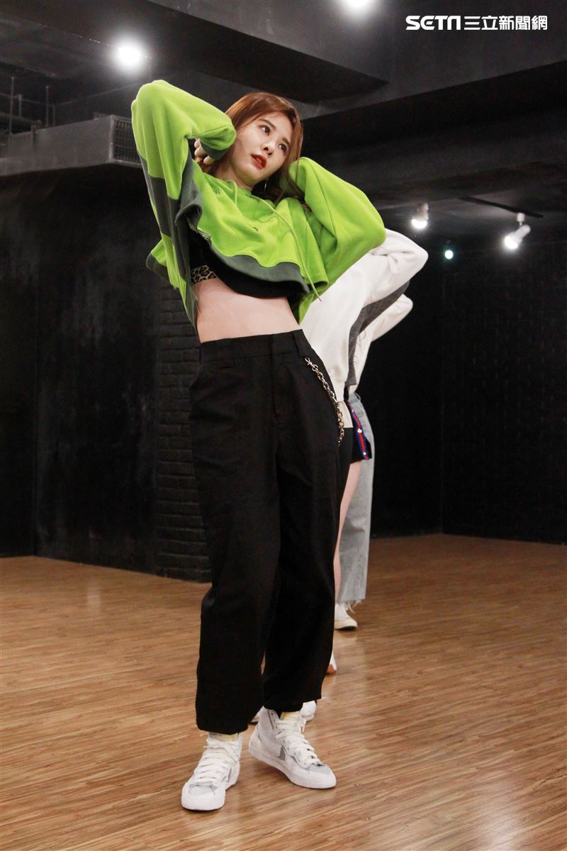 安心亞為跨年努力的練舞彩排。（記者邱榮吉/攝影）