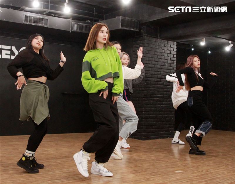 安心亞為跨年努力的練舞彩排。（記者邱榮吉/攝影）