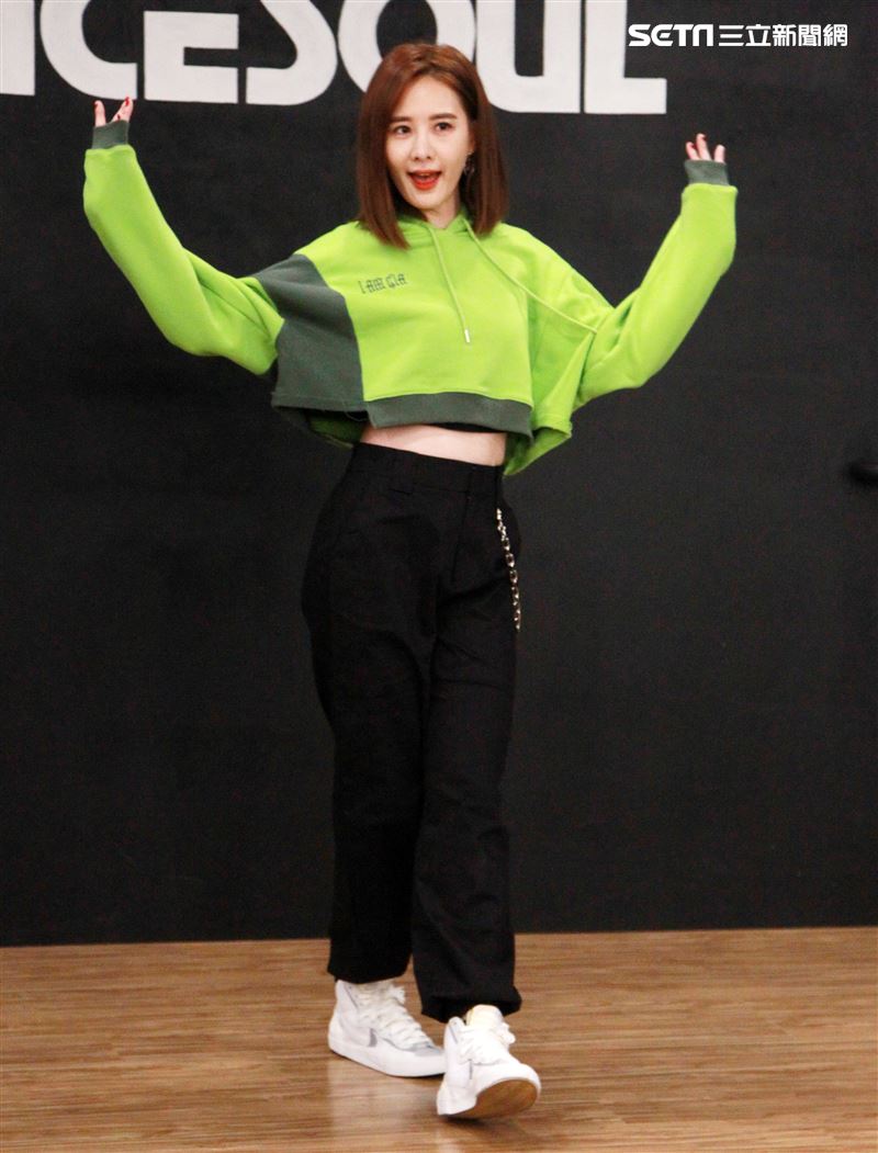 安心亞為跨年努力的練舞彩排。（記者邱榮吉/攝影）