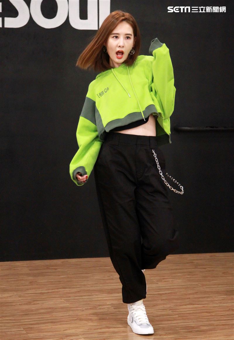 安心亞為跨年努力的練舞彩排。（記者邱榮吉/攝影）