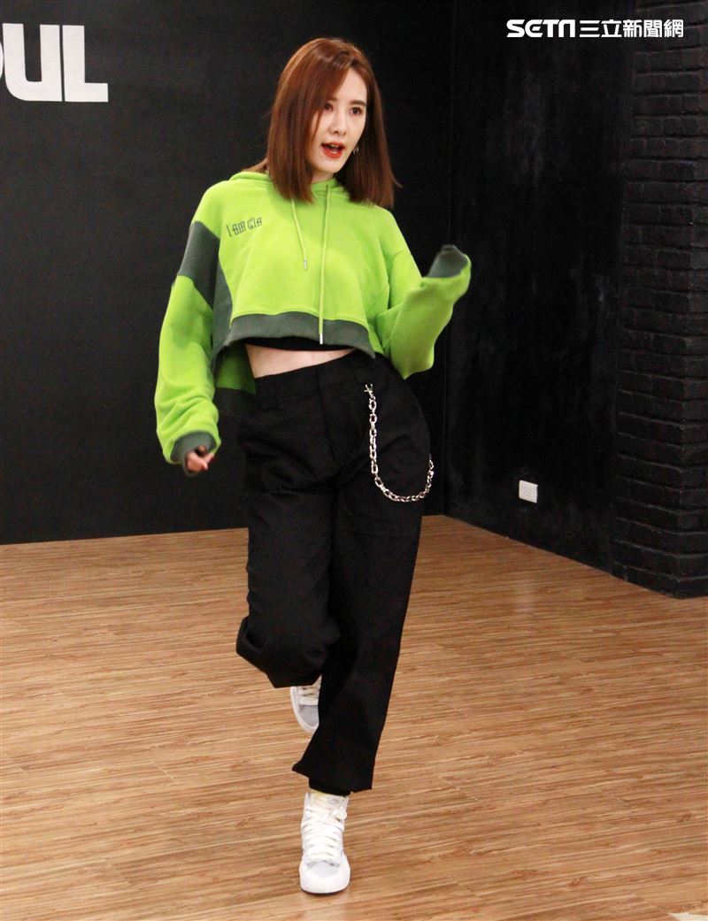 安心亞為跨年努力的練舞彩排。（記者邱榮吉/攝影）