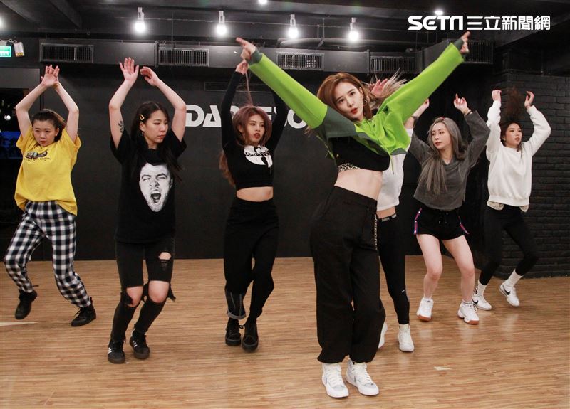 安心亞為跨年努力的練舞彩排。（記者邱榮吉/攝影）