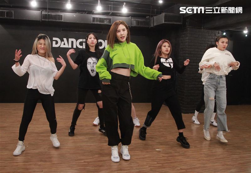安心亞為跨年努力的練舞彩排。（記者邱榮吉/攝影）