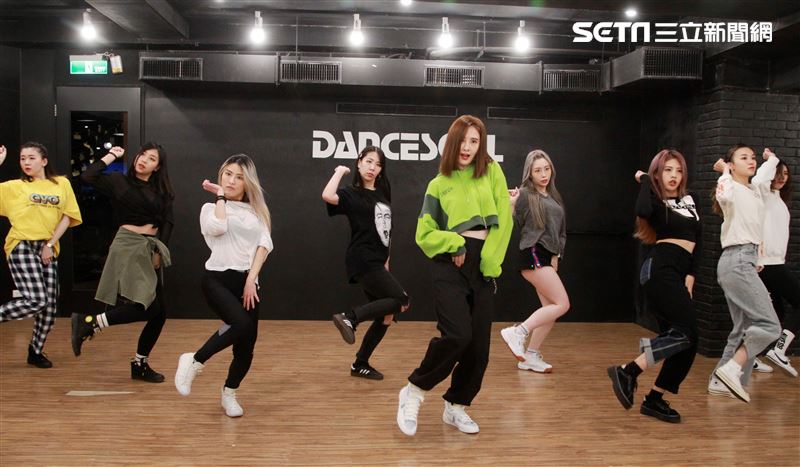 安心亞為跨年努力的練舞彩排。（記者邱榮吉/攝影）