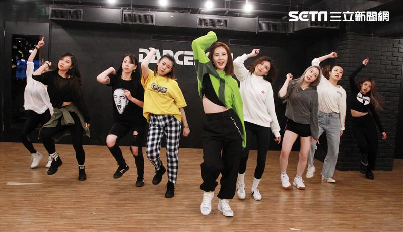 安心亞為跨年努力的練舞彩排。（記者邱榮吉/攝影）