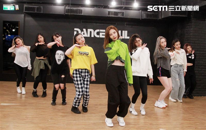 安心亞為跨年努力的練舞彩排。（記者邱榮吉/攝影）