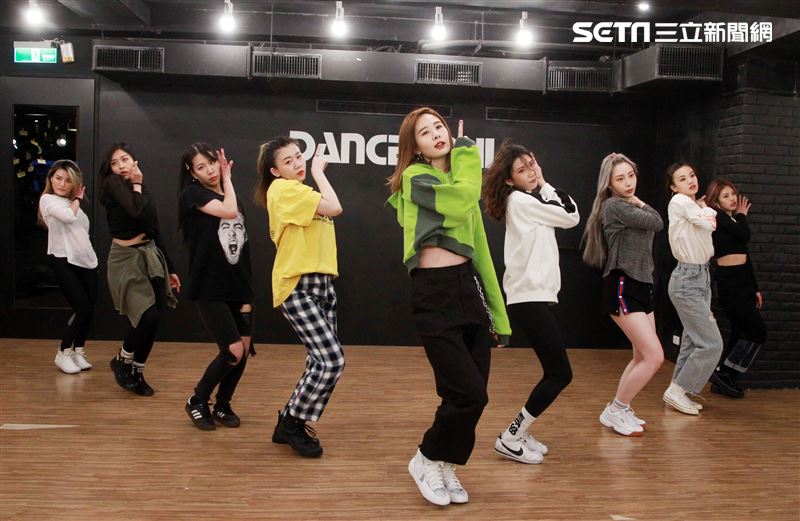 安心亞為跨年努力的練舞彩排。（記者邱榮吉/攝影）