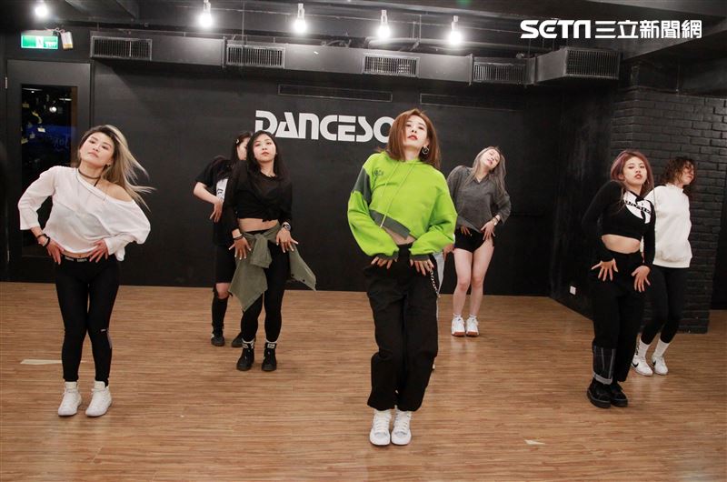 安心亞為跨年努力的練舞彩排。（記者邱榮吉/攝影）